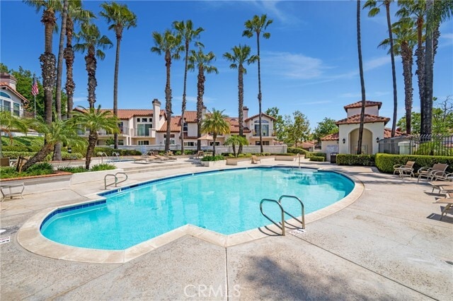 Building Photo - 2 Vía Entrada