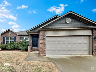 Building Photo - 940 Pinehurst Loop