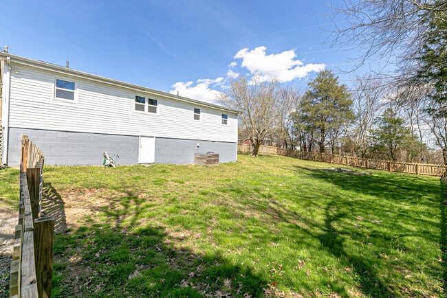 Building Photo - 212 Hillview Dr