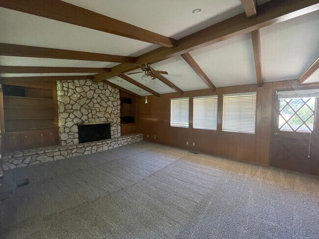 Building Photo - Custom home located next to Oakdale Country Club!