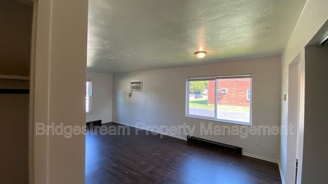 Building Photo - 1299 Sanlor Ave
