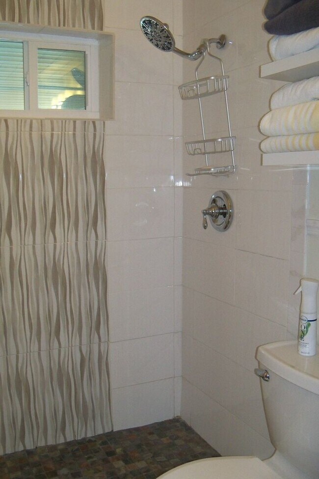 Building Photo - Seasonal Rental