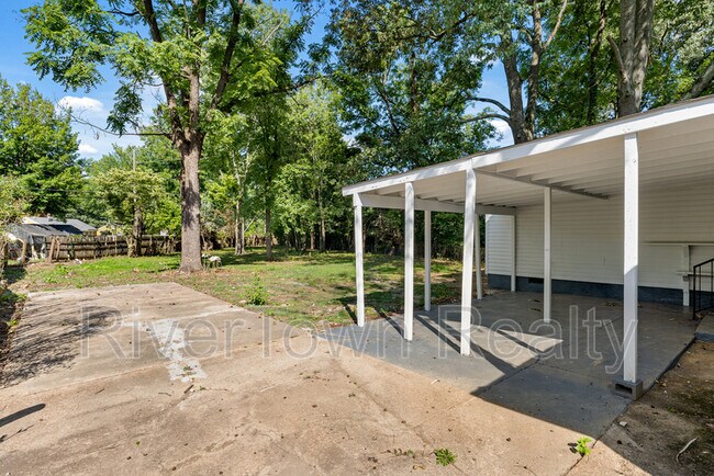 Building Photo - 810 Indian Dr