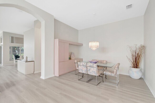 Building Photo - 7566 Pebble Shores Terrace