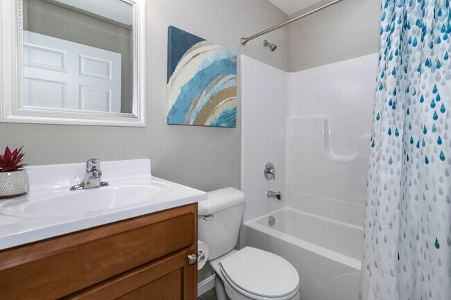Building Photo - Fully Furnished Short-term rental Includes internet, cable, washer, dryer, etc