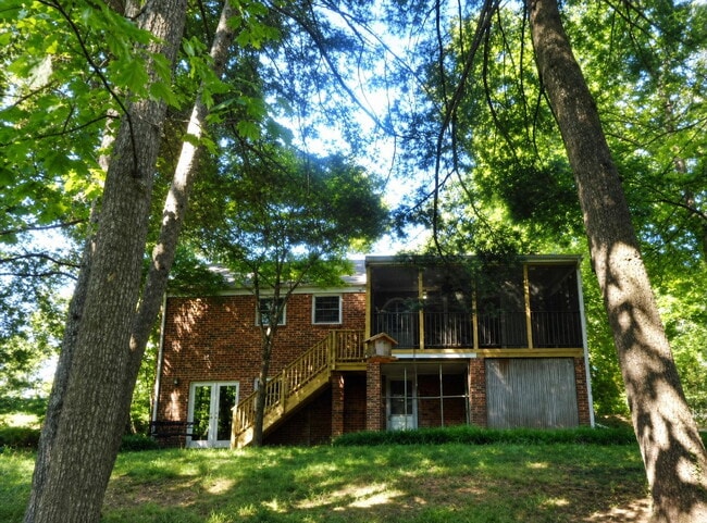 Building Photo - Elegant Split-Level Living in Prime Falls Church Location