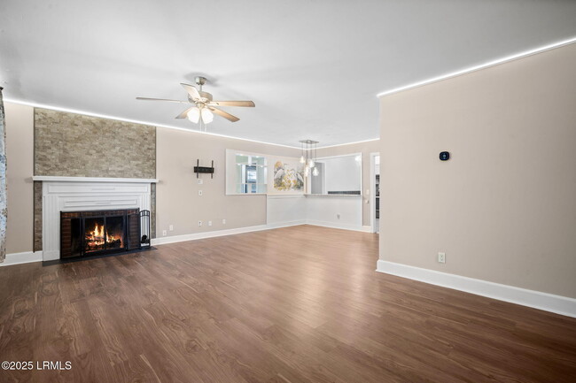 Building Photo - 2410 Pine Ct N