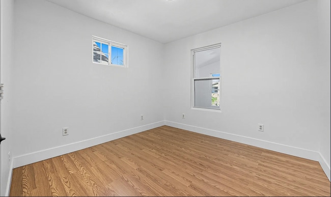 Building Photo - 867 E 12th Ave