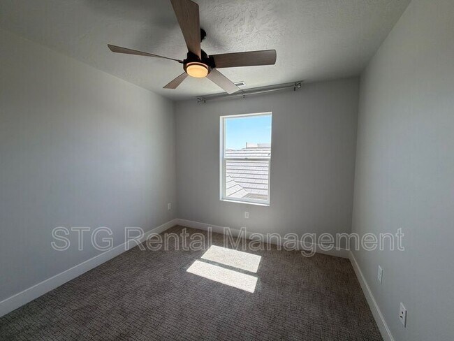 Building Photo - 644 Rosa Ln