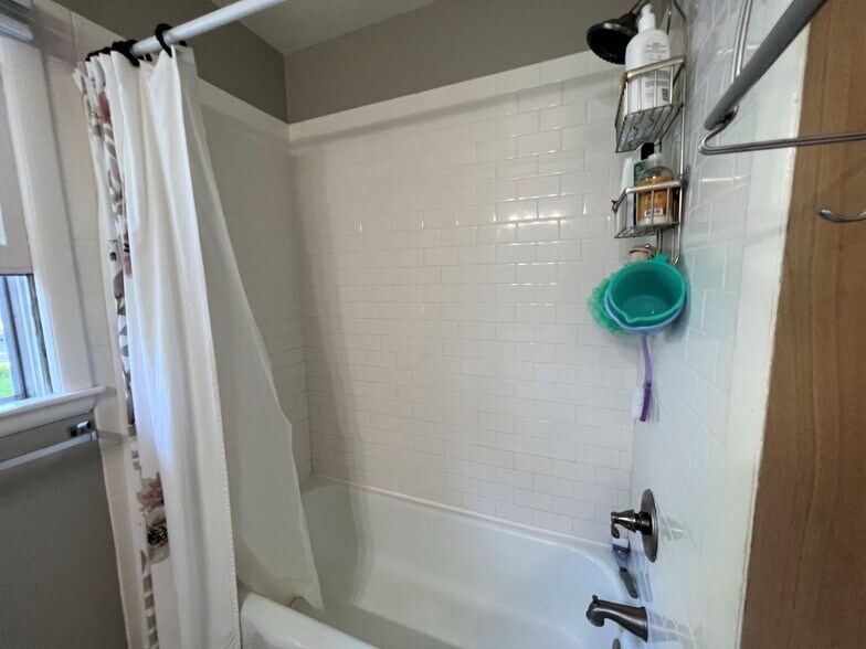 Building Photo - 103 W Oregon St