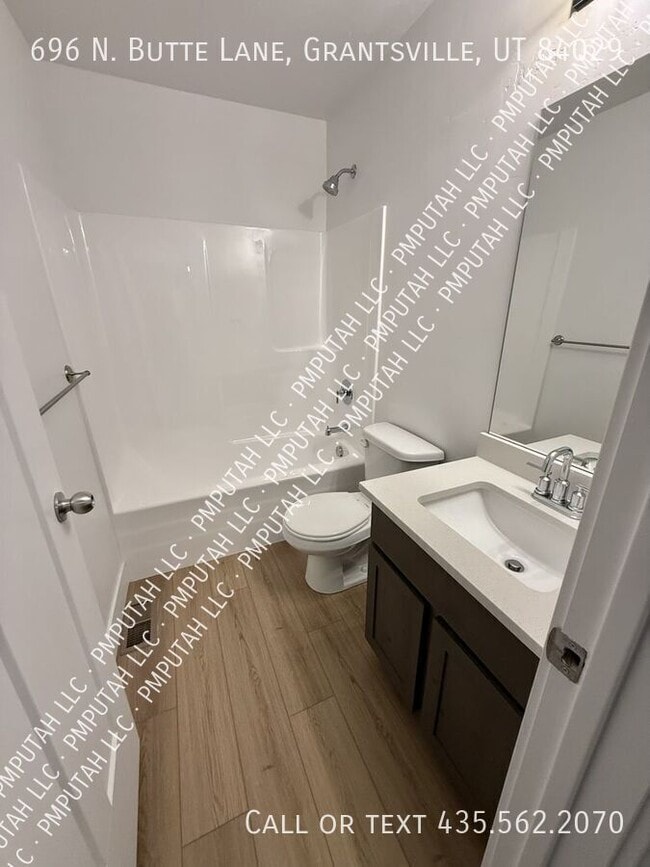 Building Photo - 696 Butte Ln