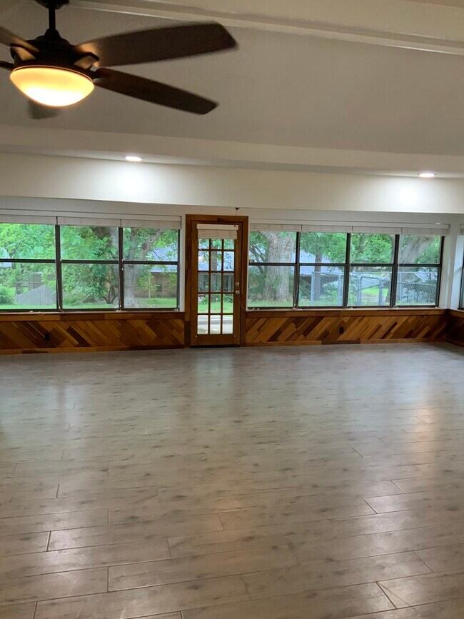 Building Photo - 2800 Shoreline Dr