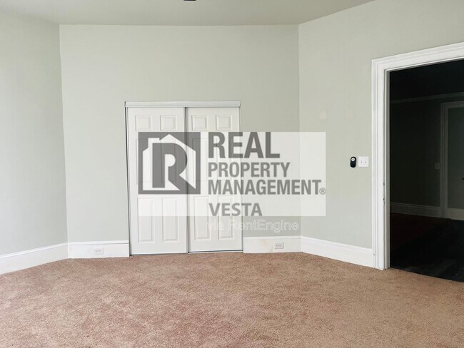 Building Photo - 1055 Walnut St