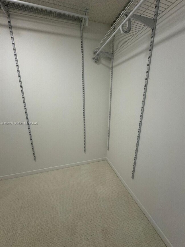 Building Photo - 1420 Brickell Bay Dr
