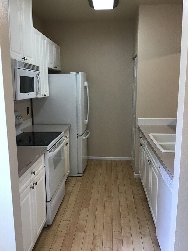 Building Photo - 2 Bed 2.5 Bath Townhouse with Lake access