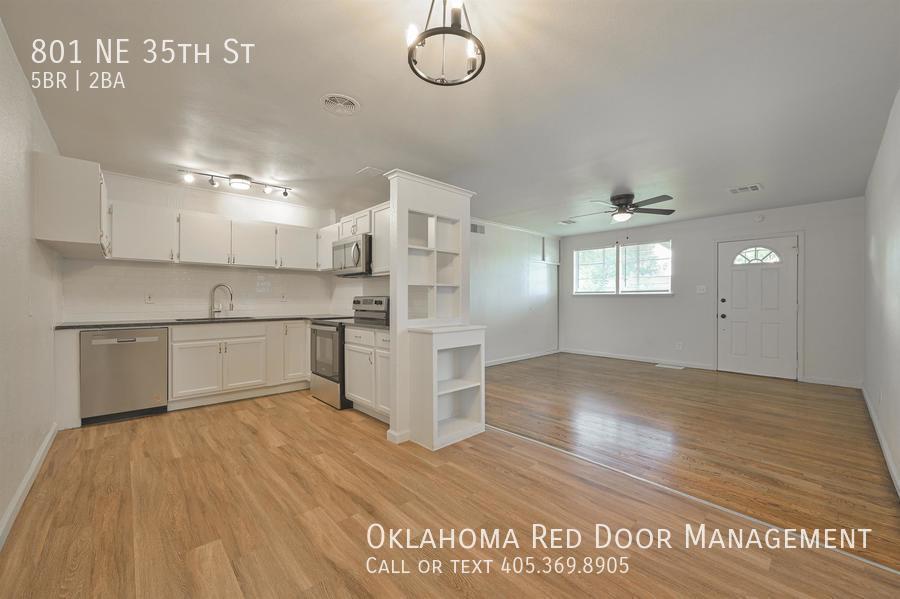 Building Photo - 801 NE 35th St