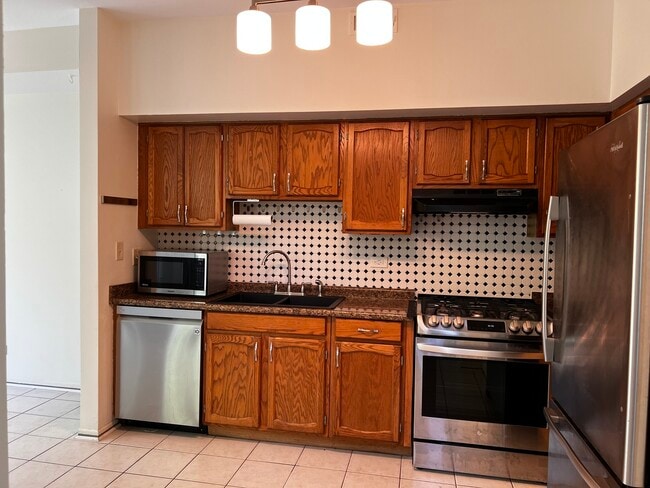 Building Photo - 1556 Darien Lakes Dr