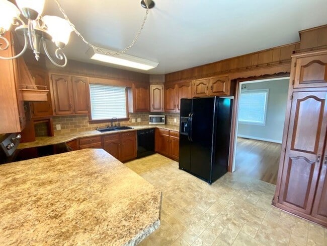 Building Photo - JUST REDUCED!!  Gorgeous 3 Bedroom Renovat...