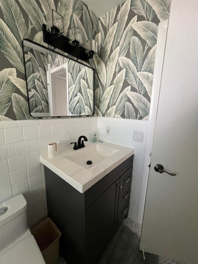 Building Photo - 556 SE 15th Ave