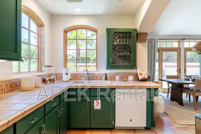 Building Photo - 690 W Linda Vista Dr