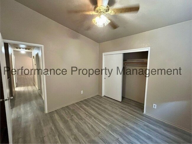 Building Photo - 3 Bed/2 Bath Home in Delano with Solar and...
