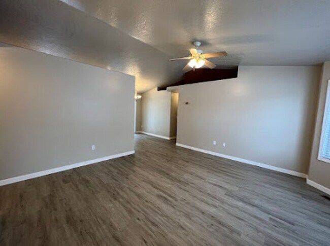 Building Photo - 3 Bedroom 2 Bath Home Close to Micron Available 4/20/26