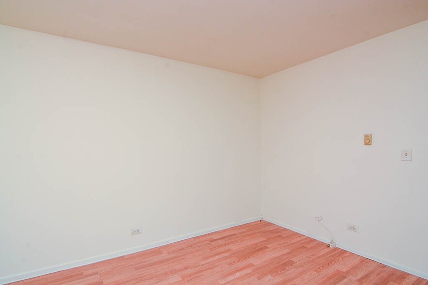 Building Photo - 3825 N Pine Grove Ave
