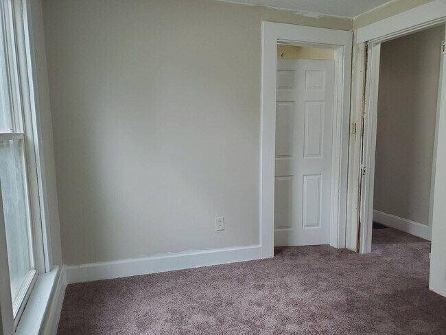 Building Photo - Ginormous 6 Bed Single Family Home | Main Level Laundry | Appliances Included | Rear Deck & Front...