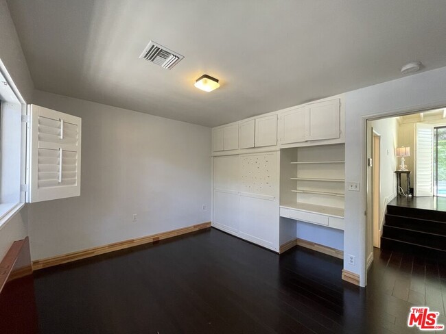 Building Photo - 5320 Palm Dr