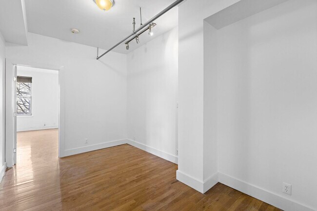 Building Photo - 309 Monroe St