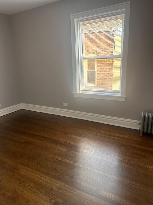 Building Photo - Remodeled East Albany Park Apts!
