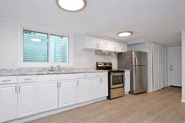 Building Photo - 1366 Pascal St