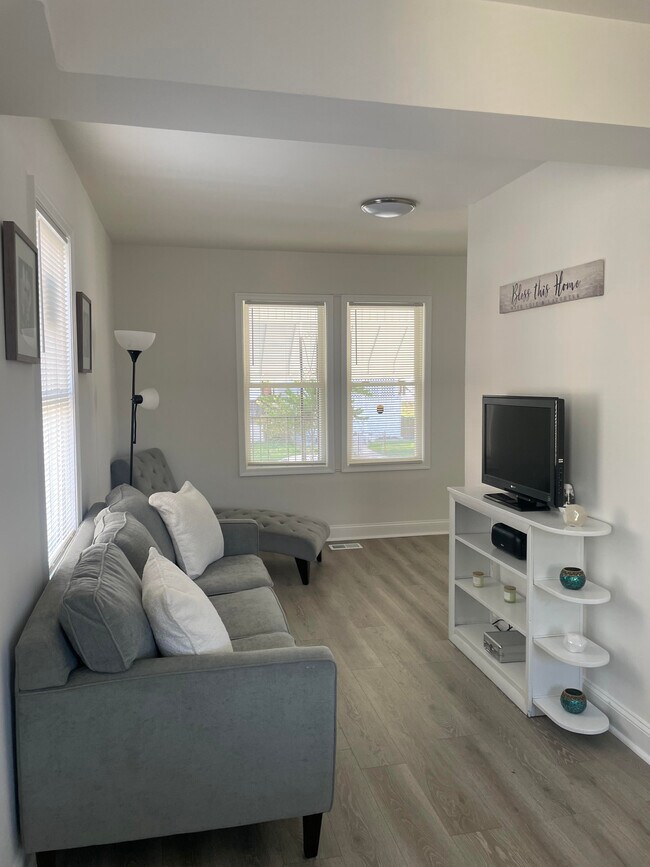 Building Photo - 5258 Saint Charles Ave