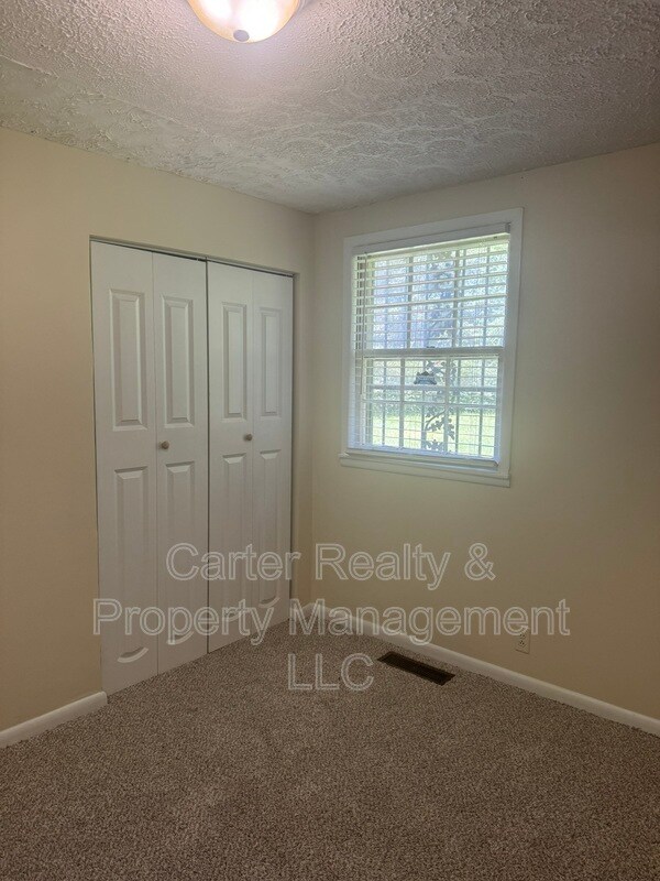 Building Photo - 3004 Lytle Dr