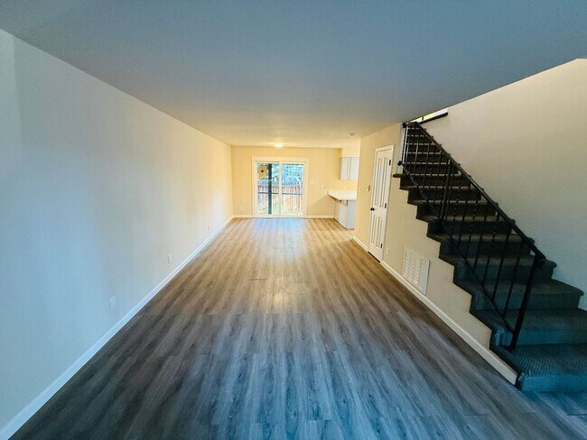 Building Photo - 3 bed 2 bath unit with 1 car garage - Pet Friendly