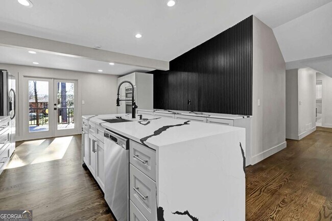 Building Photo - 1887 Shalimar Dr NE