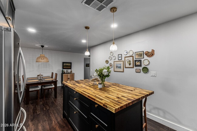 Building Photo - 2200 N Los Altos Dr