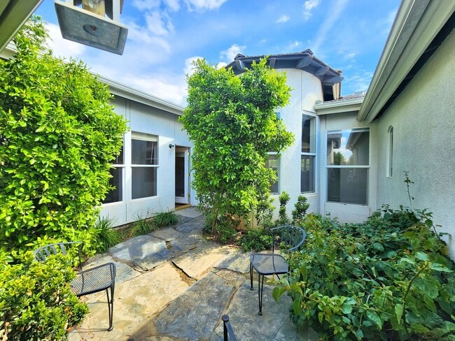 Building Photo - Beautiful home with paid Solar in Seven Oaks!