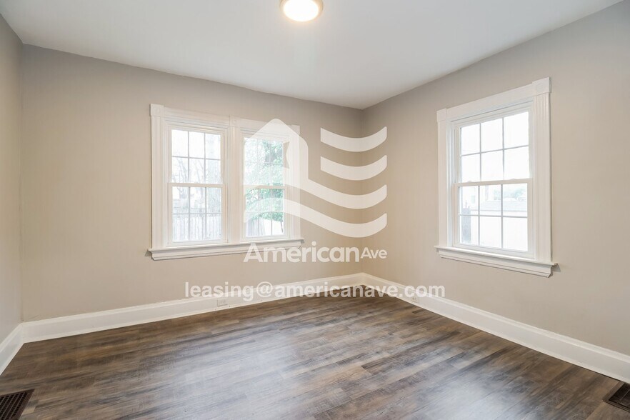 Building Photo - 5206 Ravenna St