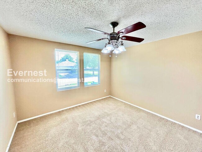 Building Photo - 4 Bed, 2 Bath Home with Fenced Yard & Garage / Available Now!
