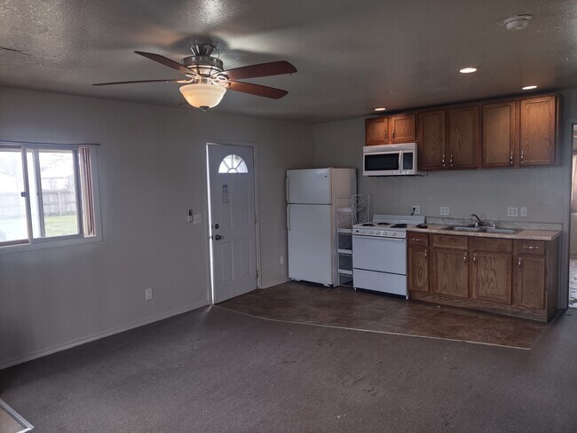 Building Photo - 925 W 2nd St