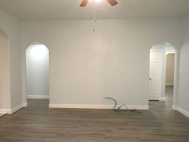 Building Photo - Conveniently located 3/2 home close to Spr...