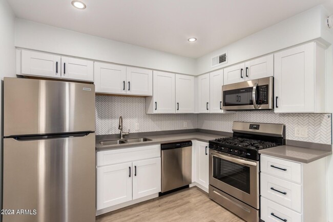 Primary Photo - 3038 N 38th St