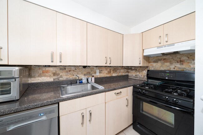 Building Photo - 364 1st St