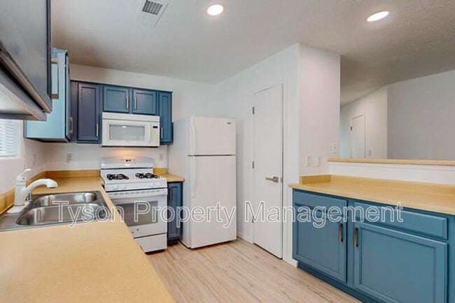 Building Photo - 1033 Desert Paintbrush Loop