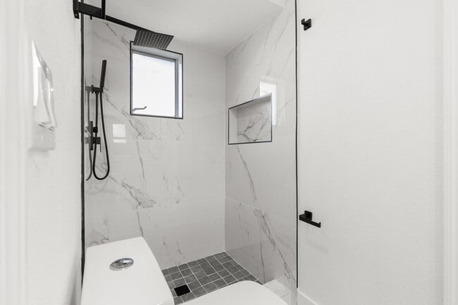 Building Photo - Newly Renovated Pool Home