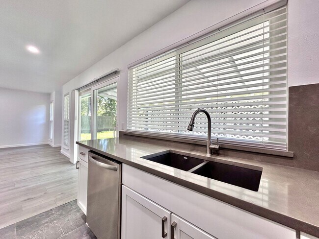 Building Photo - Inviting 3/BR 2/BA Home with Spacious Layo...