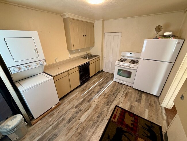 Building Photo - 200 Chaucer/587 Highland