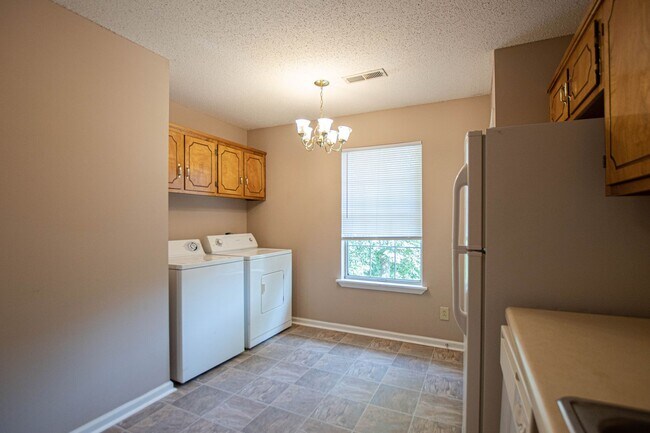 Building Photo - 701 Peachers Dr
