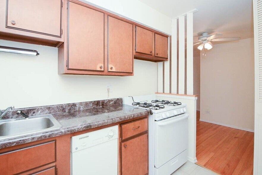 Building Photo - 665 W Wrightwood Ave